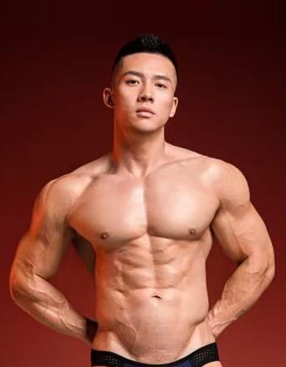 祝万成这次豁出去！超壮爆筋肌写真全曝光 厚胸宽肩公狗腰