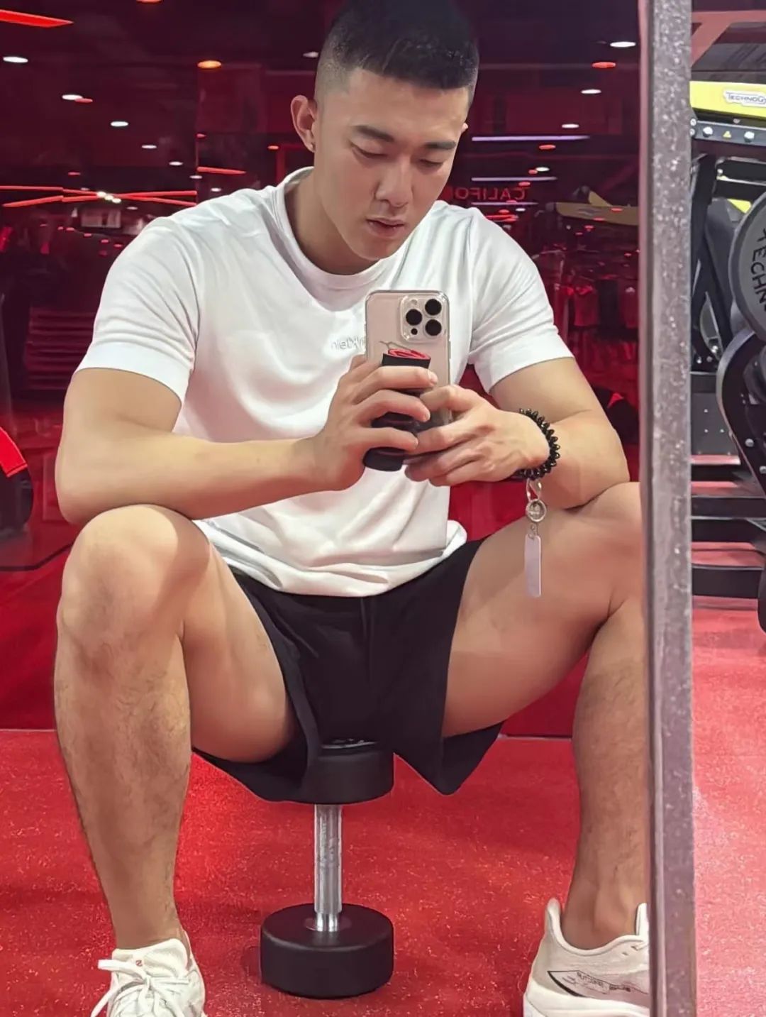 灰裤子运动男自拍私照流出！？这强大实力太顶啦！