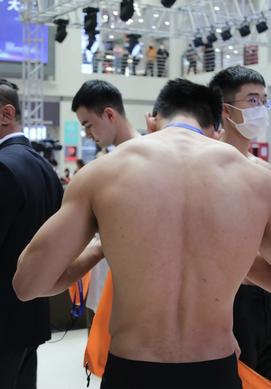 吉林大学成群的运动男穿这么少?粗壮长腿看馋网友! 吉林大学成群的运动男穿这么少?粗壮长腿看馋网友!