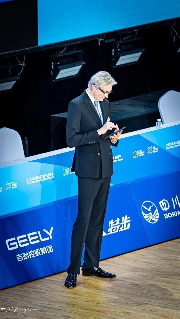 火爆全网!“法拉利”老了依旧是“法拉利”,这位“九头身”裁判意外爆红,本人回应了… 火爆全网!“法拉利”老了依旧是“法拉利”,这位“九头身”裁判意外爆红,本人回应了…