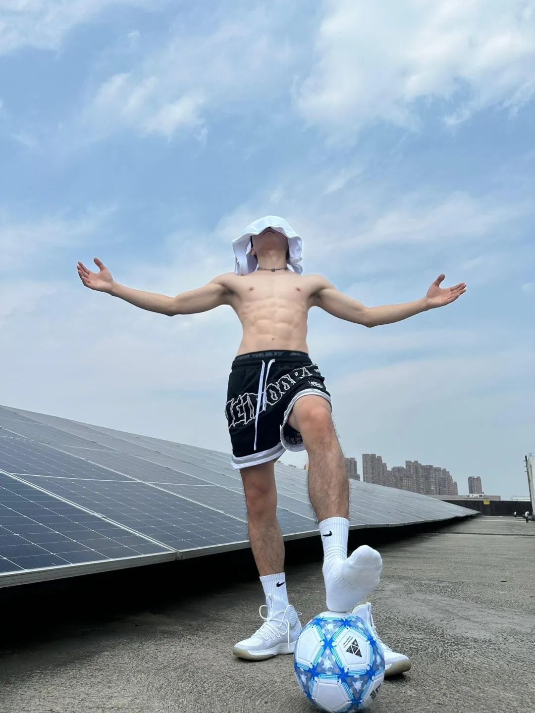 深夜在体育场擦边的薄肌帅哥！竟然是 05 年音乐生男大……