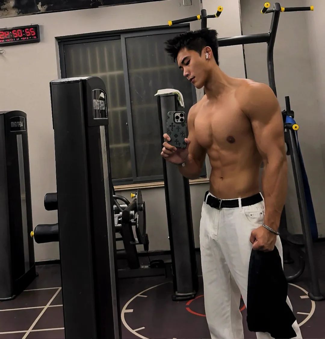 05 年 185CM 黑皮肌肉帅哥，很直也很帅的学弟！