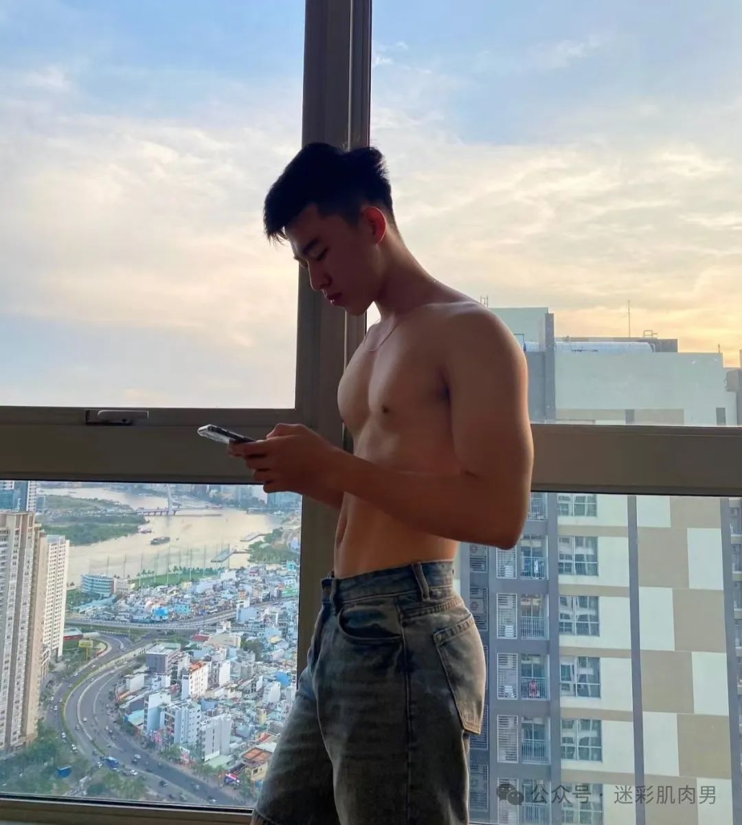 灰裤子运动男自拍私照流出！？这强大实力太顶啦！