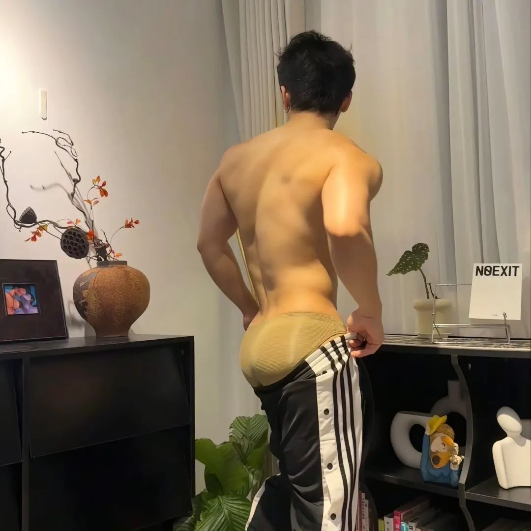 下海照片曝光后，腹肌美术生越来越放得开了……