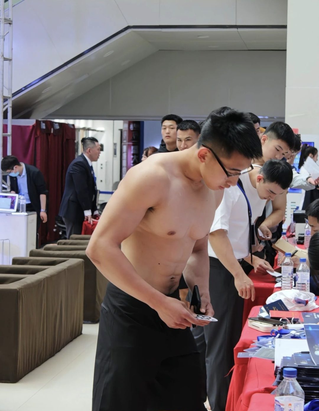 吉林大学成群的运动男穿这么少?粗壮长腿看馋网友! 吉林大学成群的运动男穿这么少?粗壮长腿看馋网友!