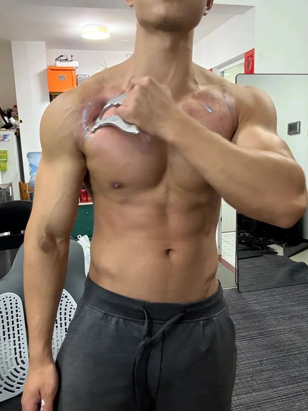 肌肉男神教练官宣恋情，宝子们心碎一地：我失恋了