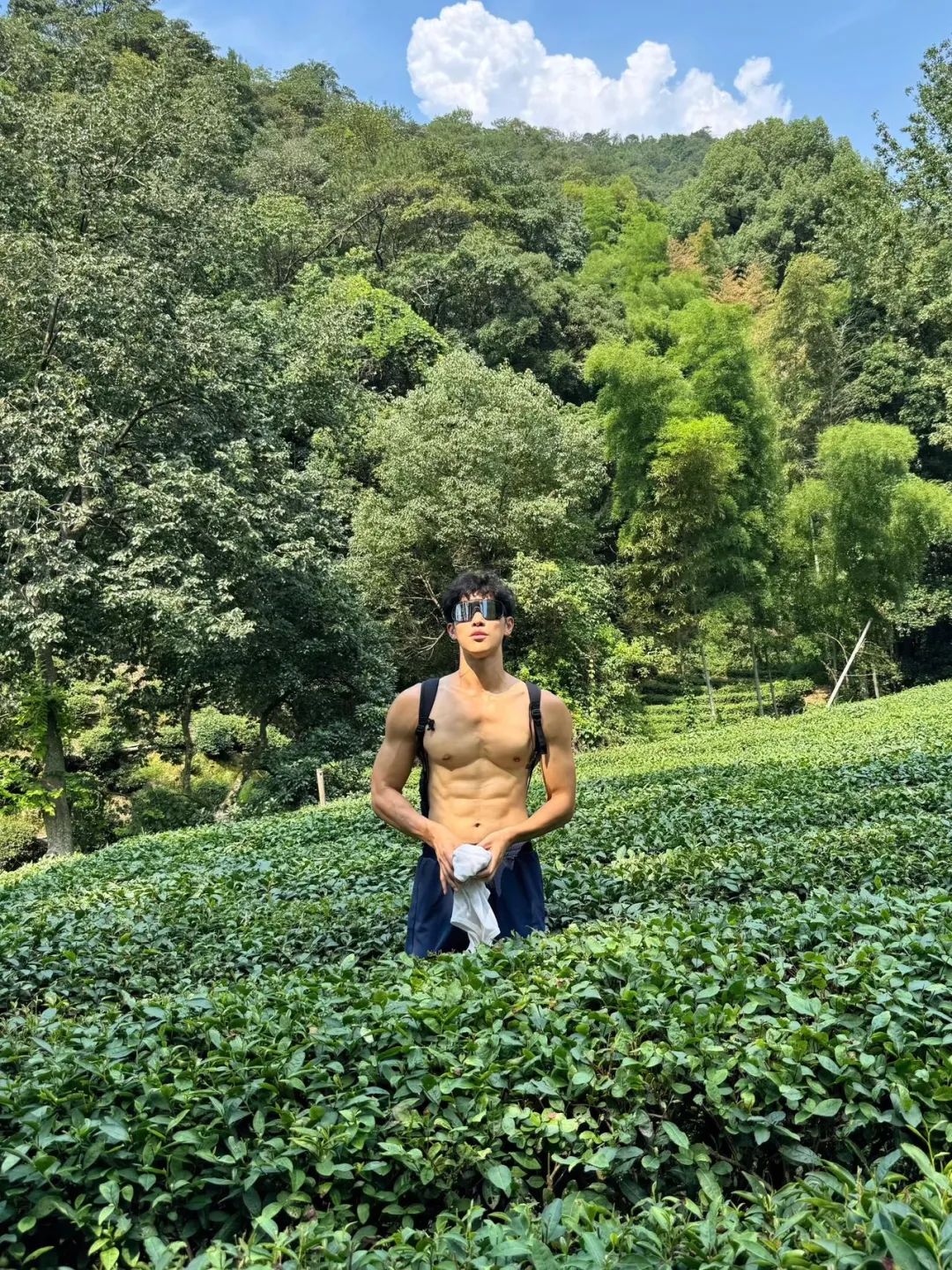 黑皮体育生野外玩水！内裤都湿透了……
