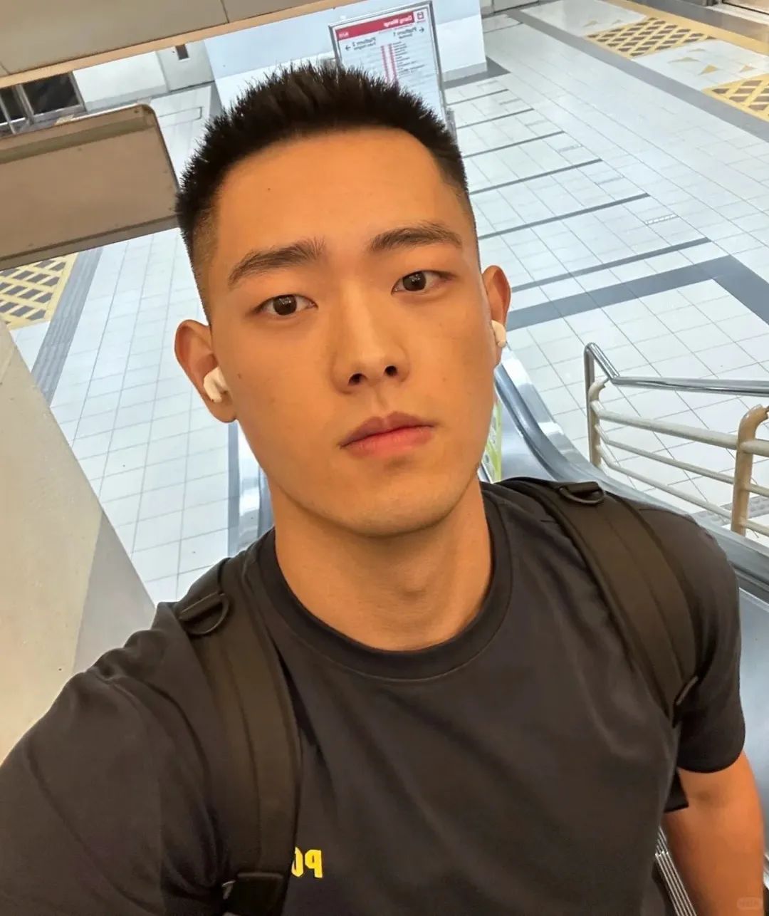 男生“两边铲”发型干净帅气,建议试试这 3 款,完美提升你的颜值 男生“两边铲”发型干净帅气,建议试试这 3 款,完美提升你的颜值