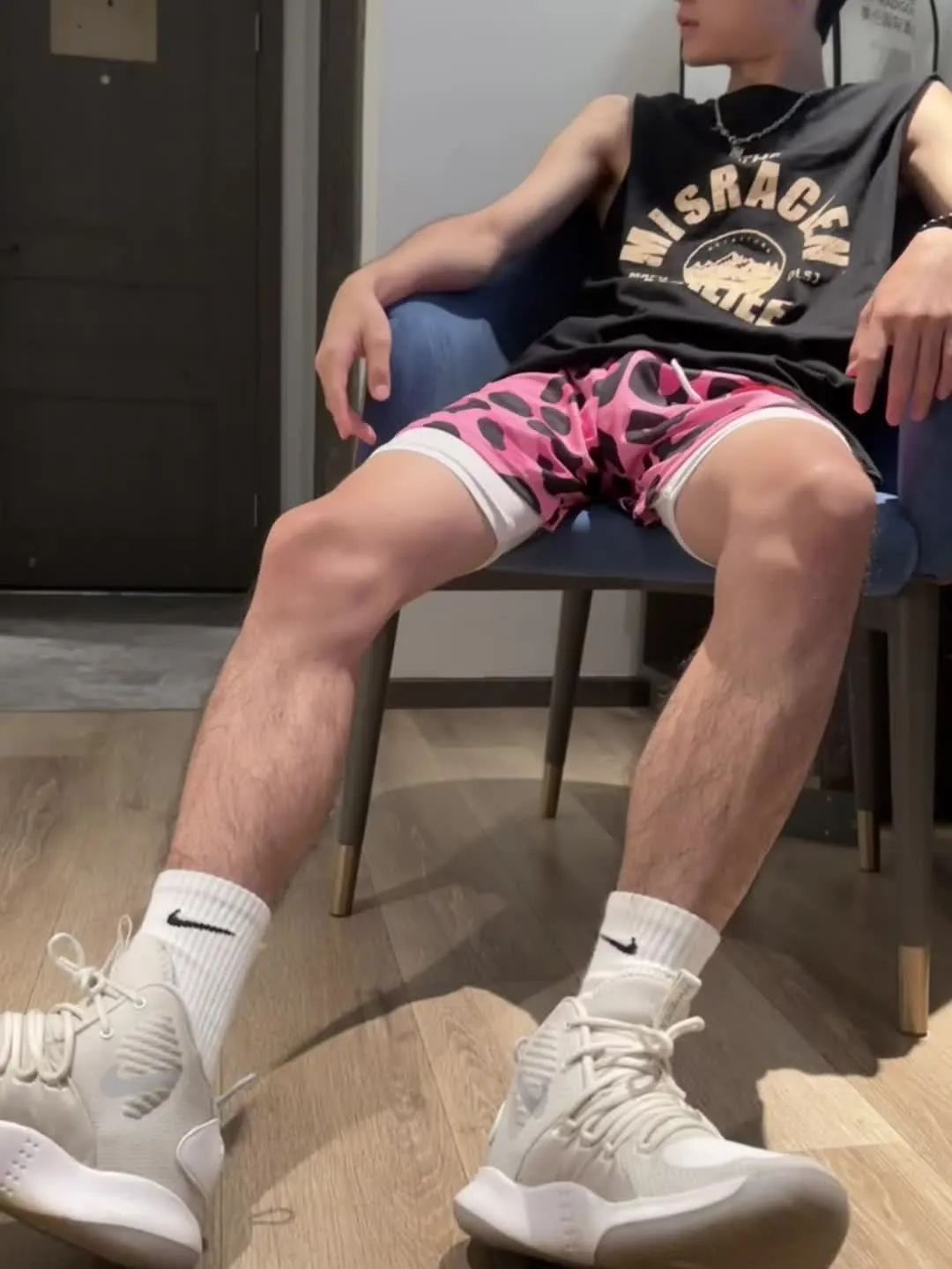 深夜在体育场擦边的薄肌帅哥！竟然是 05 年音乐生男大……