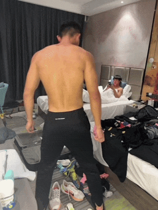 24 岁黑皮足球体育生，在酒店做准备……