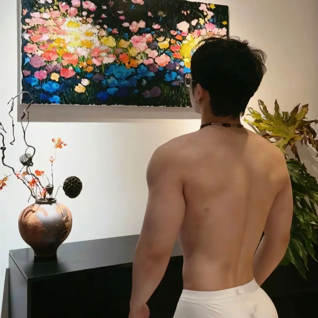 下海照片曝光后，腹肌美术生越来越放得开了……
