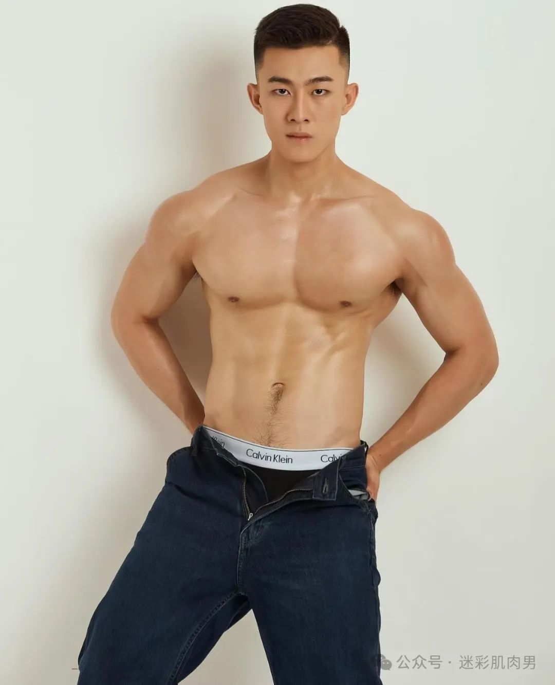 灰裤子运动男自拍私照流出！？这强大实力太顶啦！