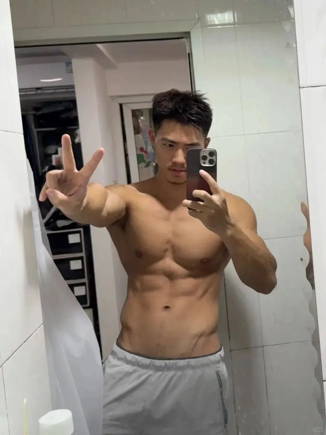 肌肉男神教练官宣恋情，宝子们心碎一地：我失恋了