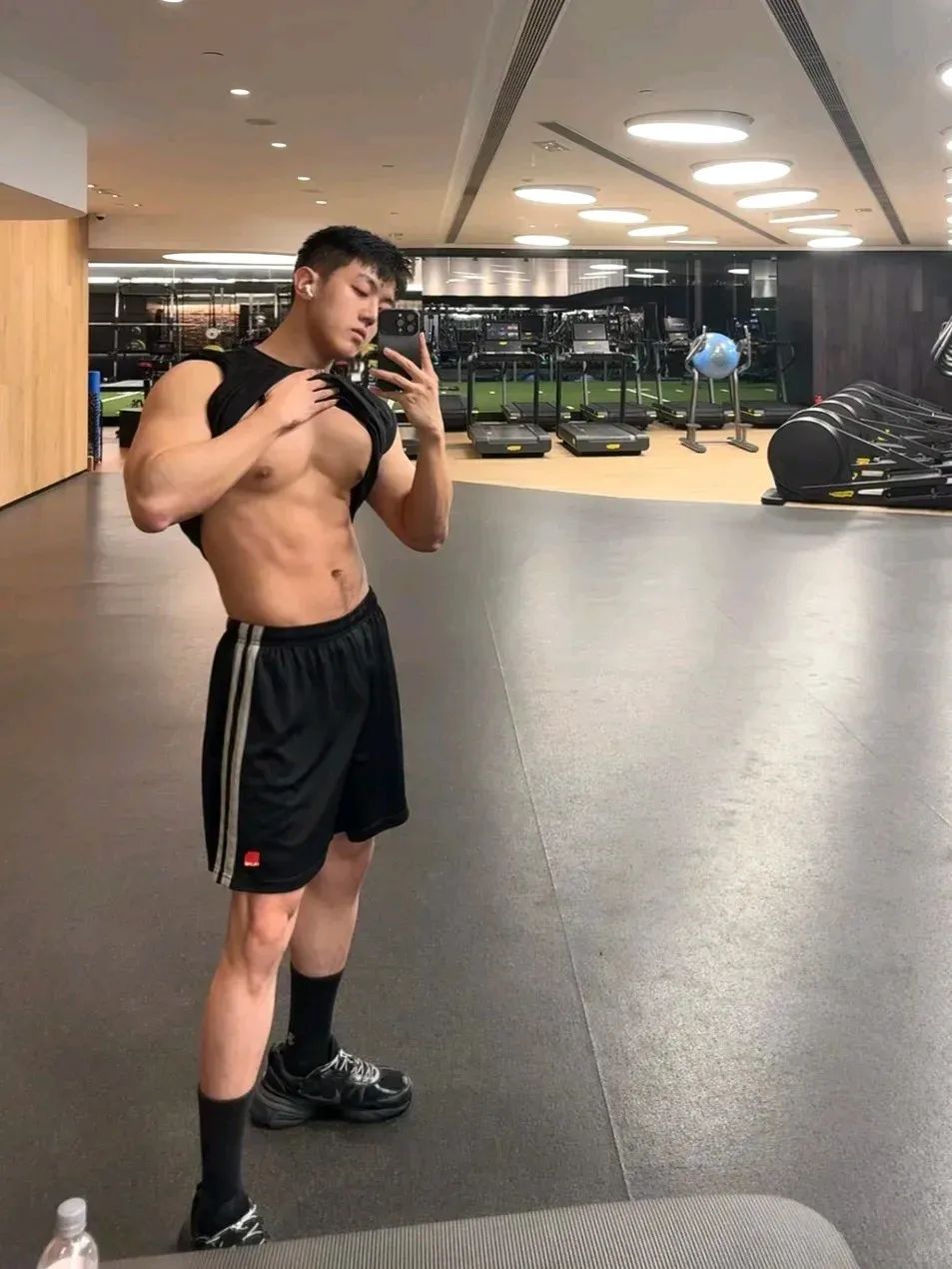 绿色紧身衣 + 白色内裤，翘 P 嫩男太让人心动