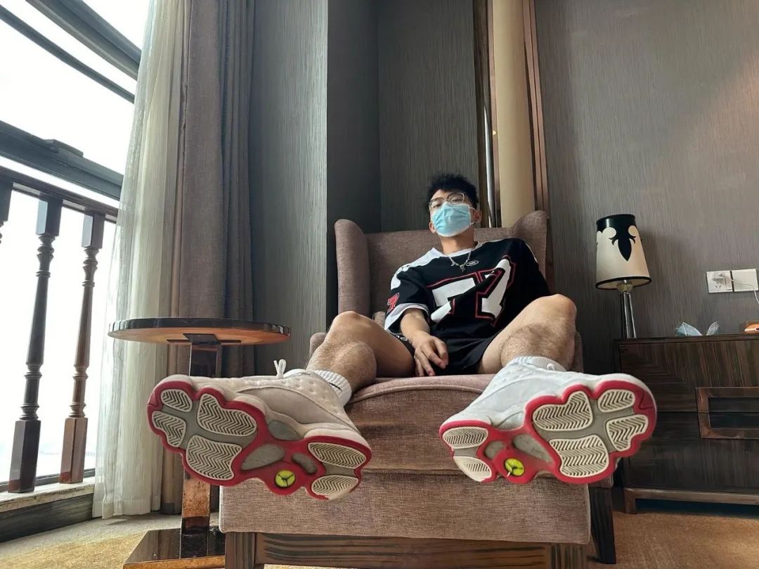 深夜在体育场擦边的薄肌帅哥！竟然是 05 年音乐生男大……