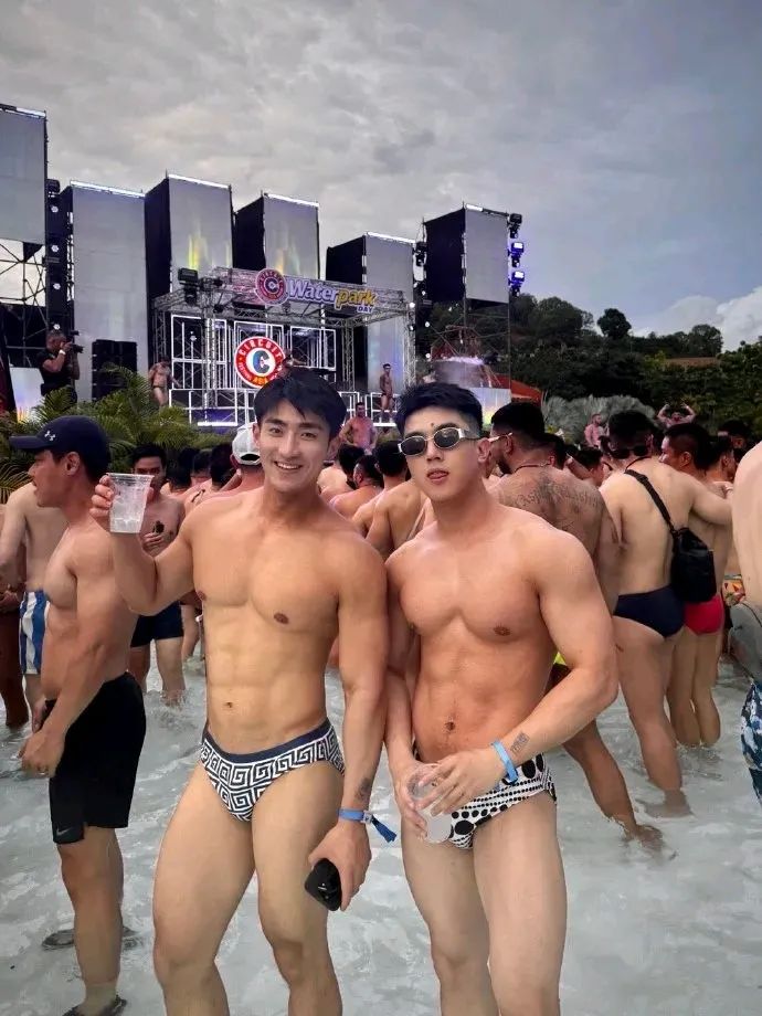 绿色紧身衣 + 白色内裤，翘 P 嫩男太让人心动