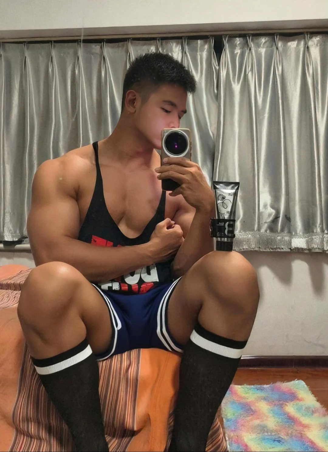 蜘蛛侠紧身服 + 西装黑袜，这个肌肉男把反差感玩明白了
