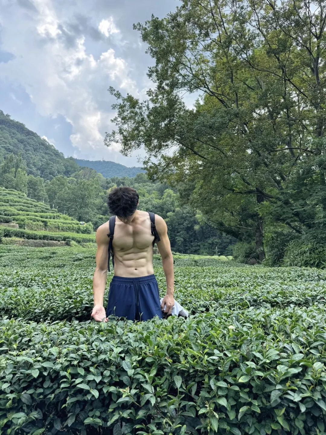 黑皮体育生野外玩水！内裤都湿透了……