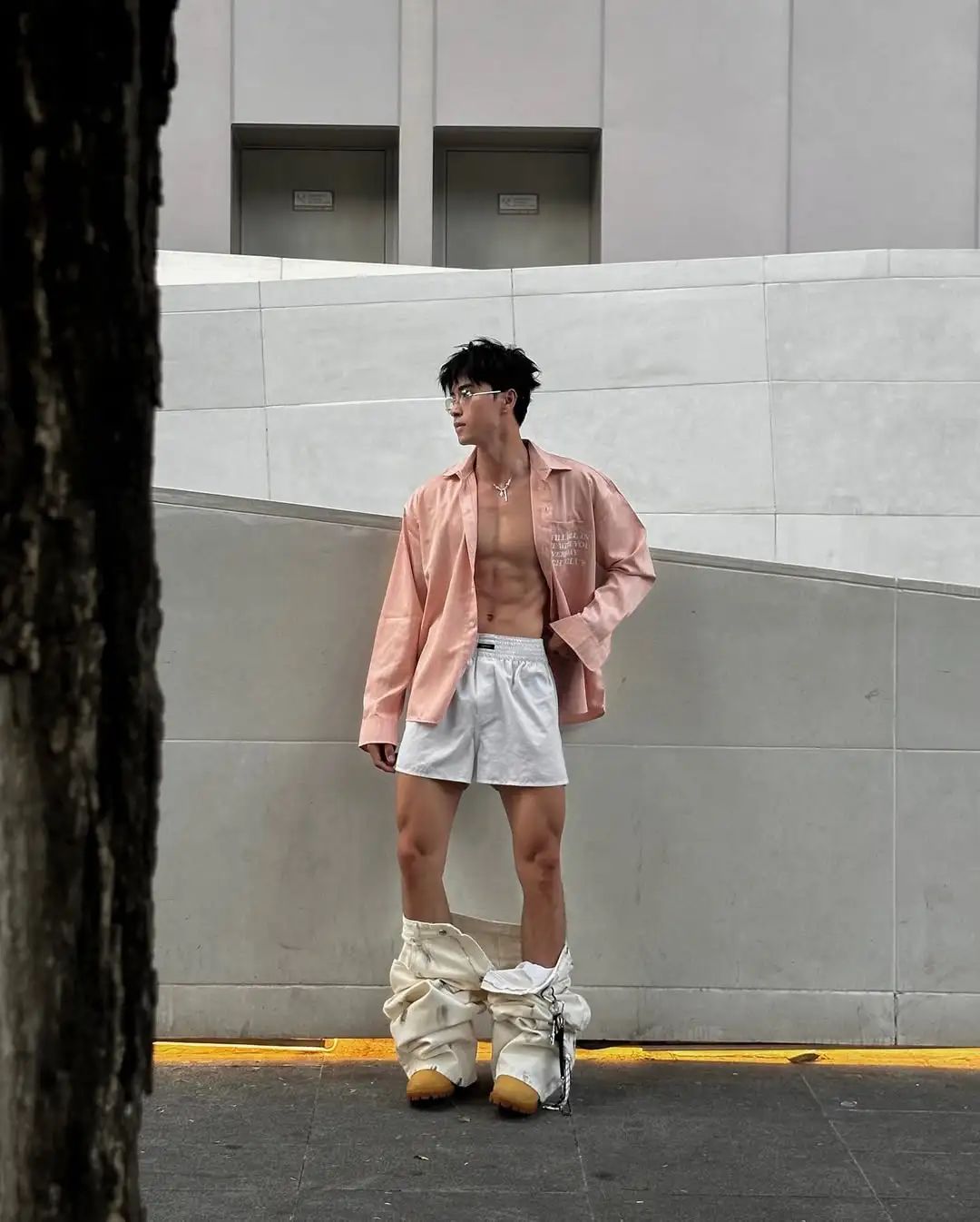 酒店洗澡照片曝光以后，这个体育生越来越放得开……