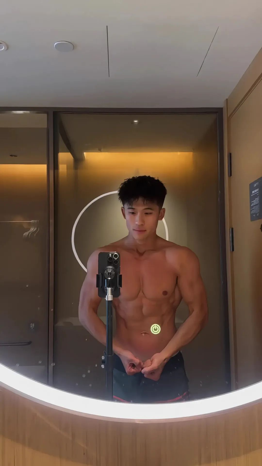 《爱情公寓》的吕子乔！变身八块腹肌男大体育生？