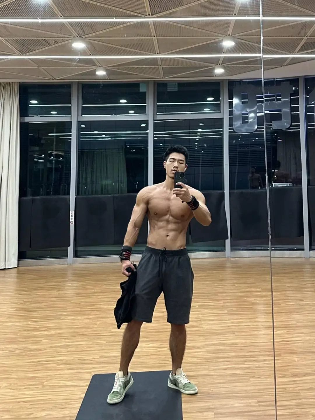 肌肉天菜体育生曝光了？网友辣评：尊重但不理解……