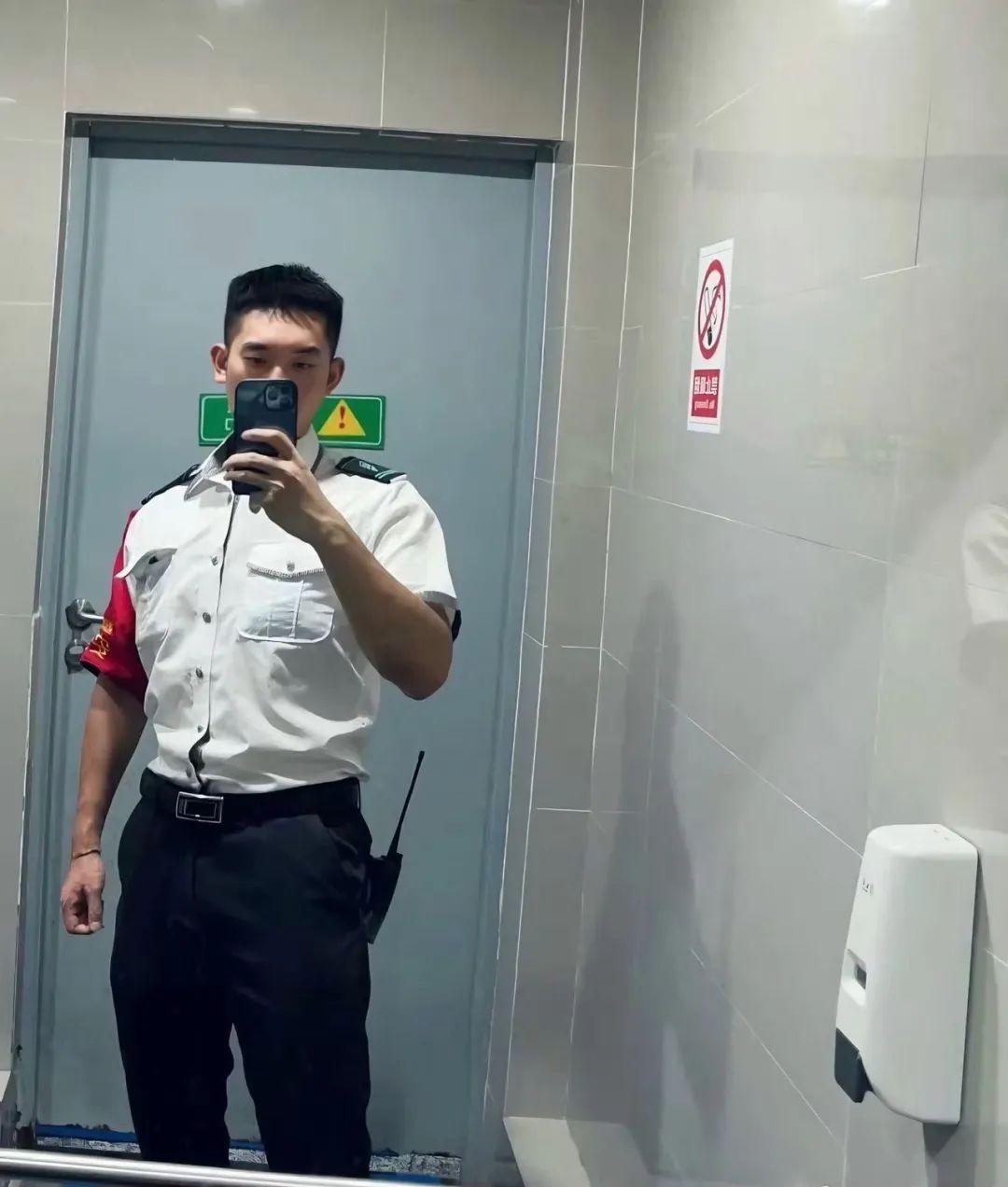 重庆轻轨巡检壮男找到了！网友在线求检查……