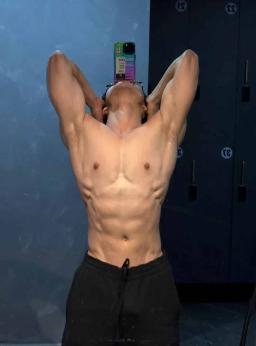 195 肌肉直男下海拍写真被摄影师得吃，网友辣评：换我来......