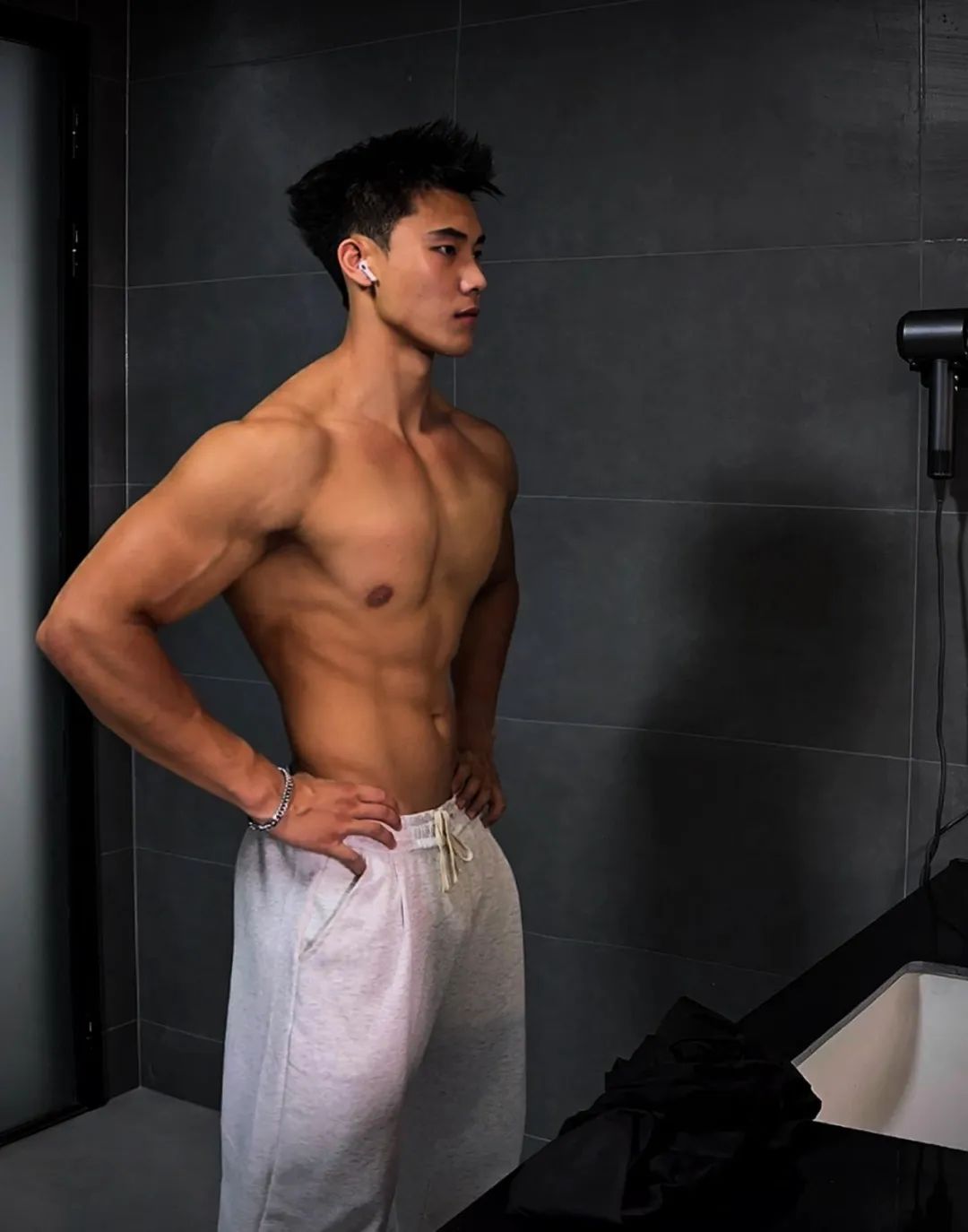05 年 185CM 黑皮肌肉帅哥，很直也很帅的学弟！