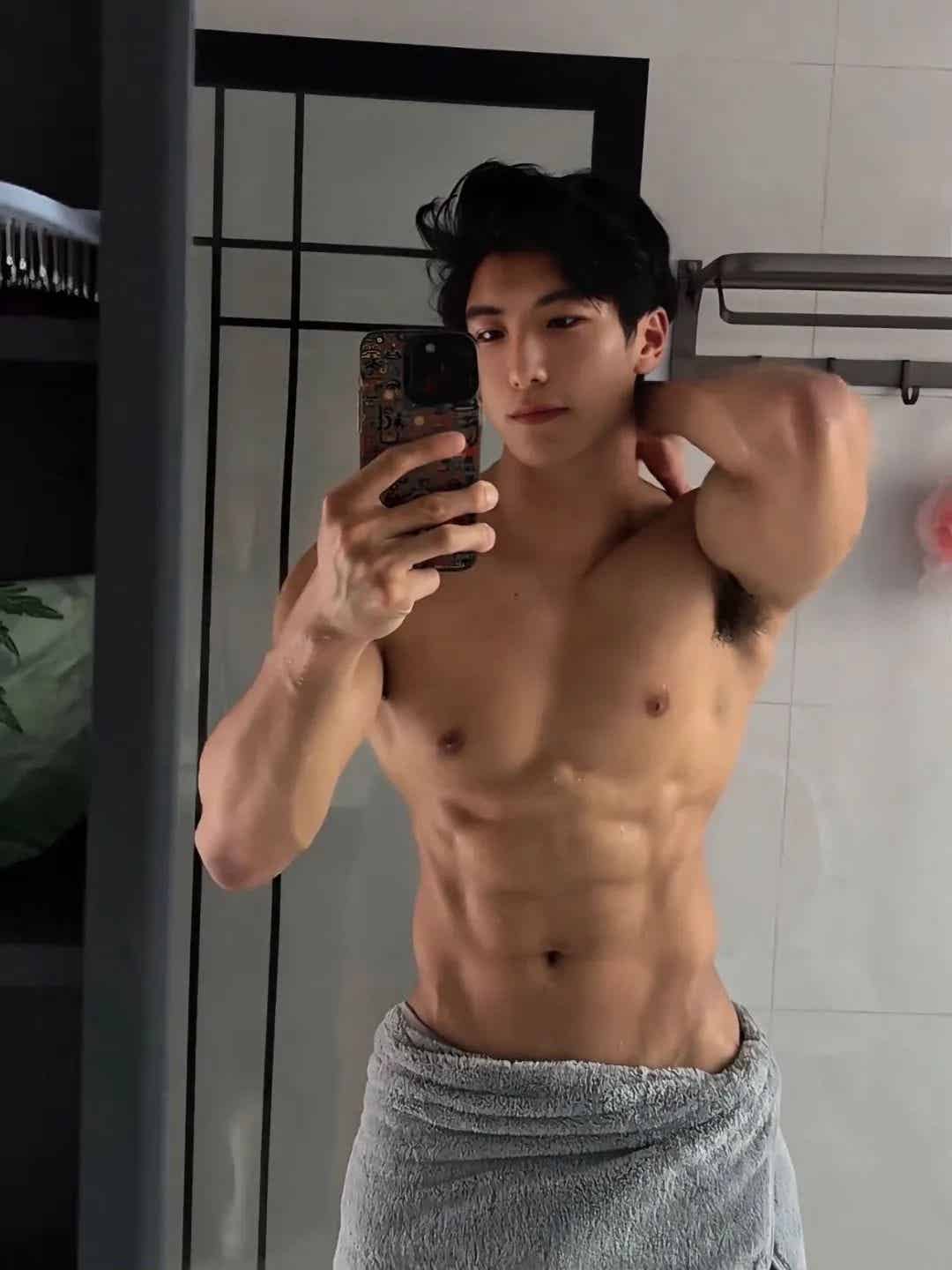 床上追剧的体育生找到了！那个刷牙的内裤帅哥也是他……