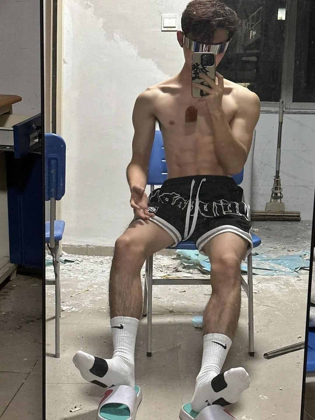 深夜在体育场擦边的薄肌帅哥！竟然是 05 年音乐生男大……