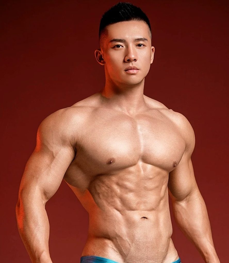 祝万成这次豁出去！超壮爆筋肌写真全曝光 厚胸宽肩公狗腰