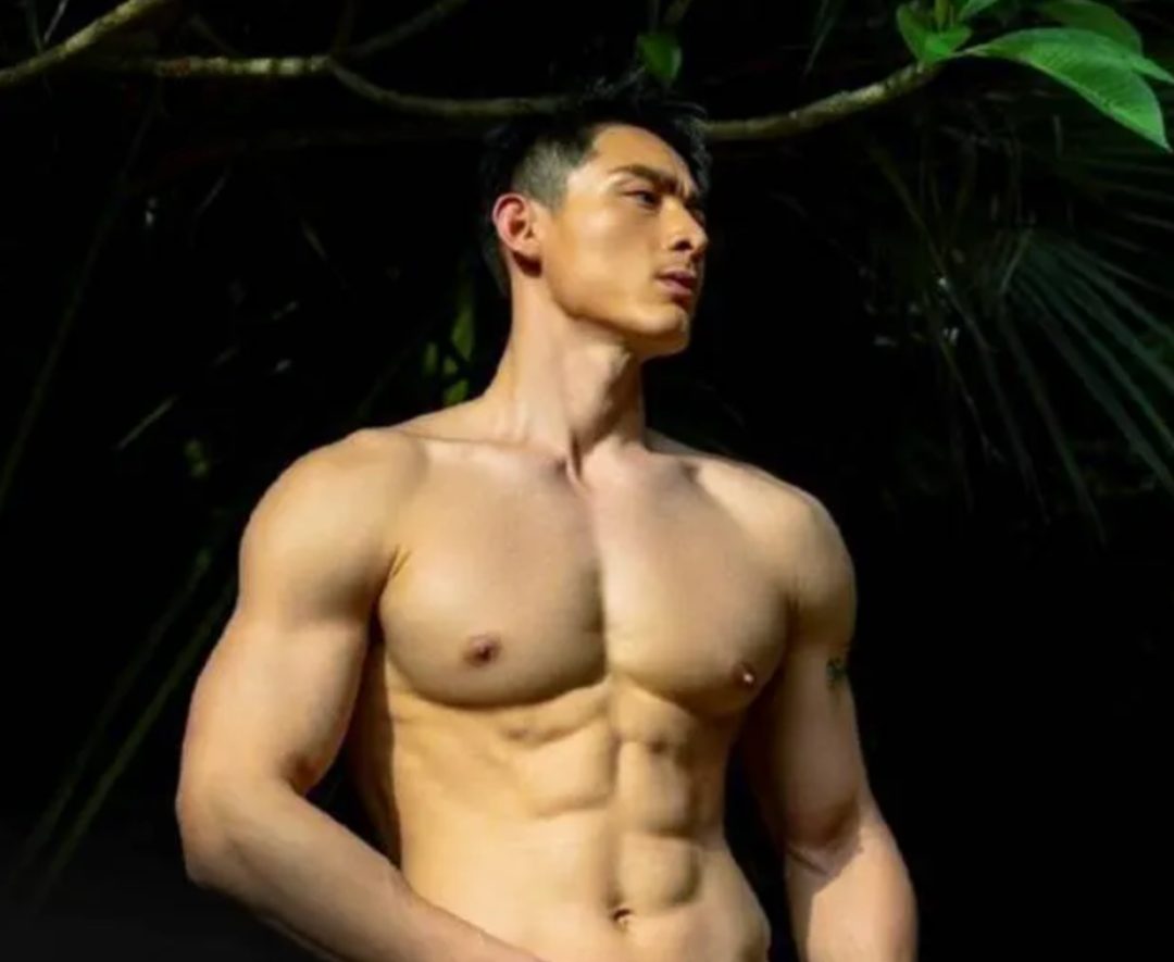 身材非常好大鼻子黑皮帅哥 胸肌超厚人鱼线硬硬 荷尔蒙写真太帅气