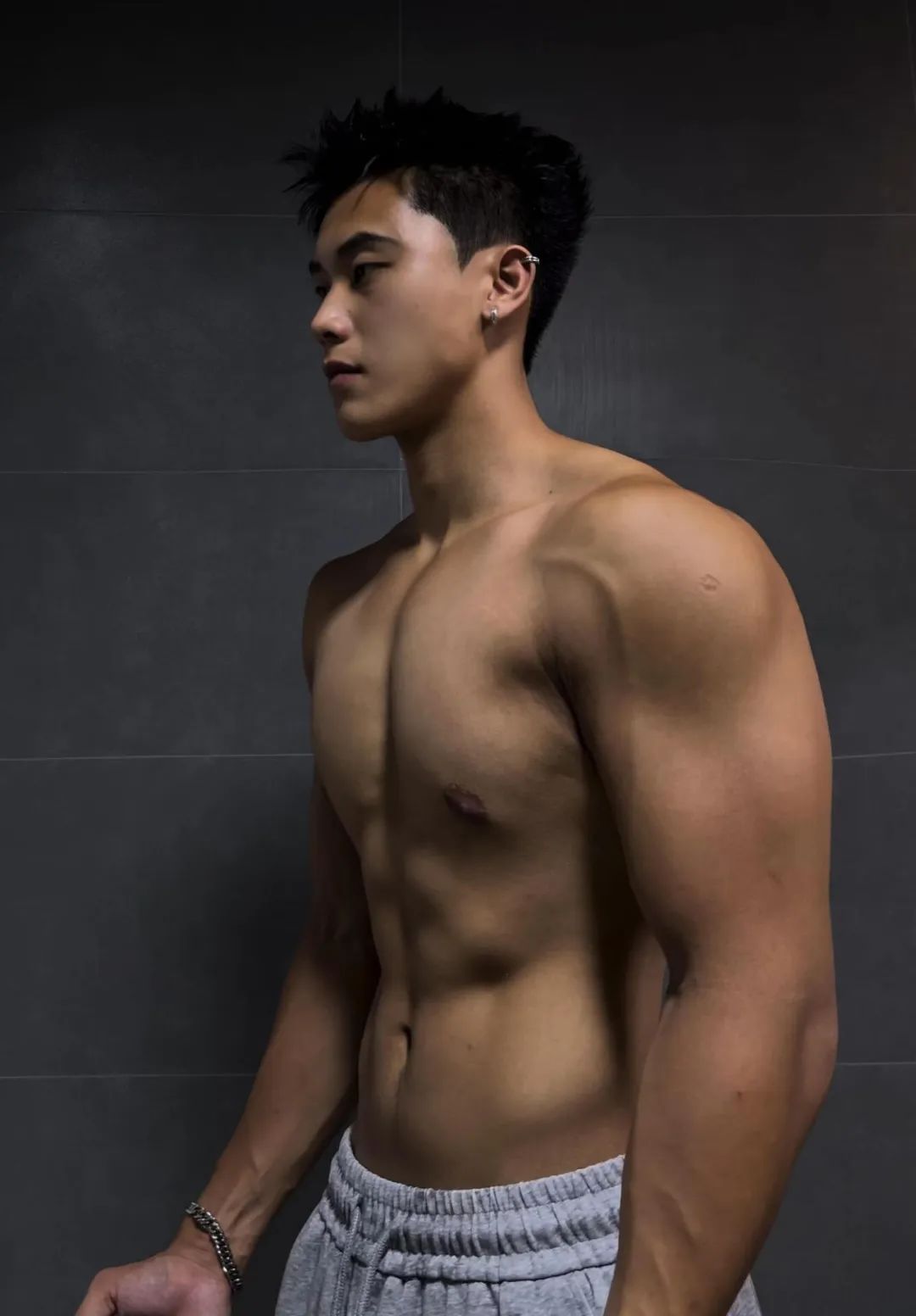 05 年 185CM 黑皮肌肉帅哥，很直也很帅的学弟！