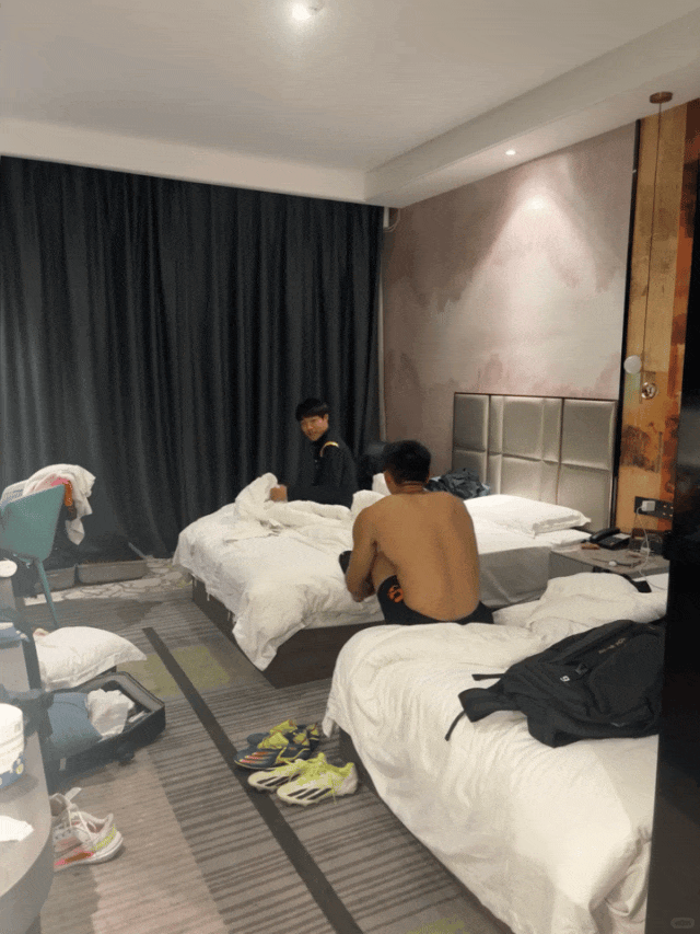24 岁黑皮足球体育生，在酒店做准备……