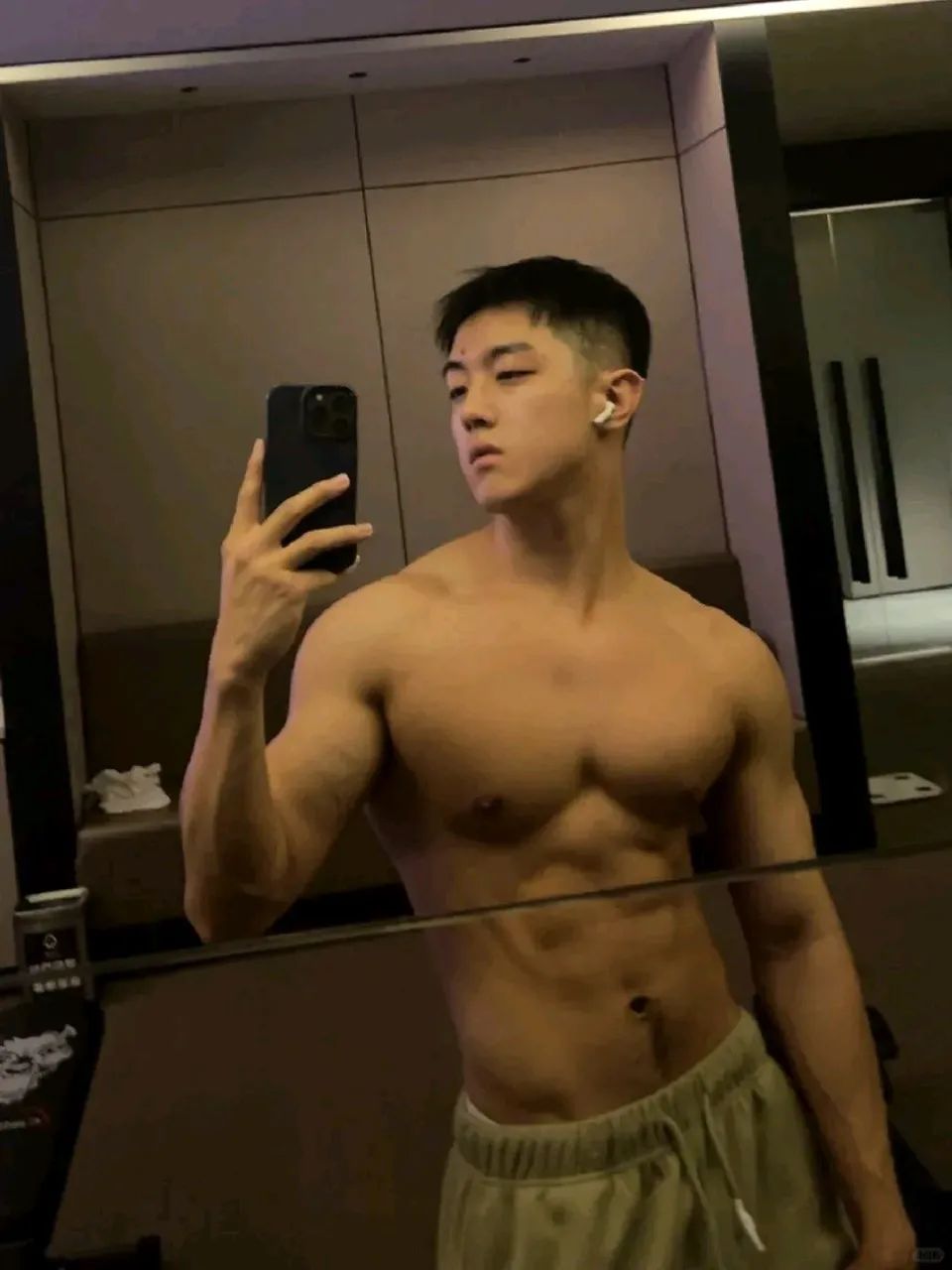 绿色紧身衣 + 白色内裤，翘 P 嫩男太让人心动