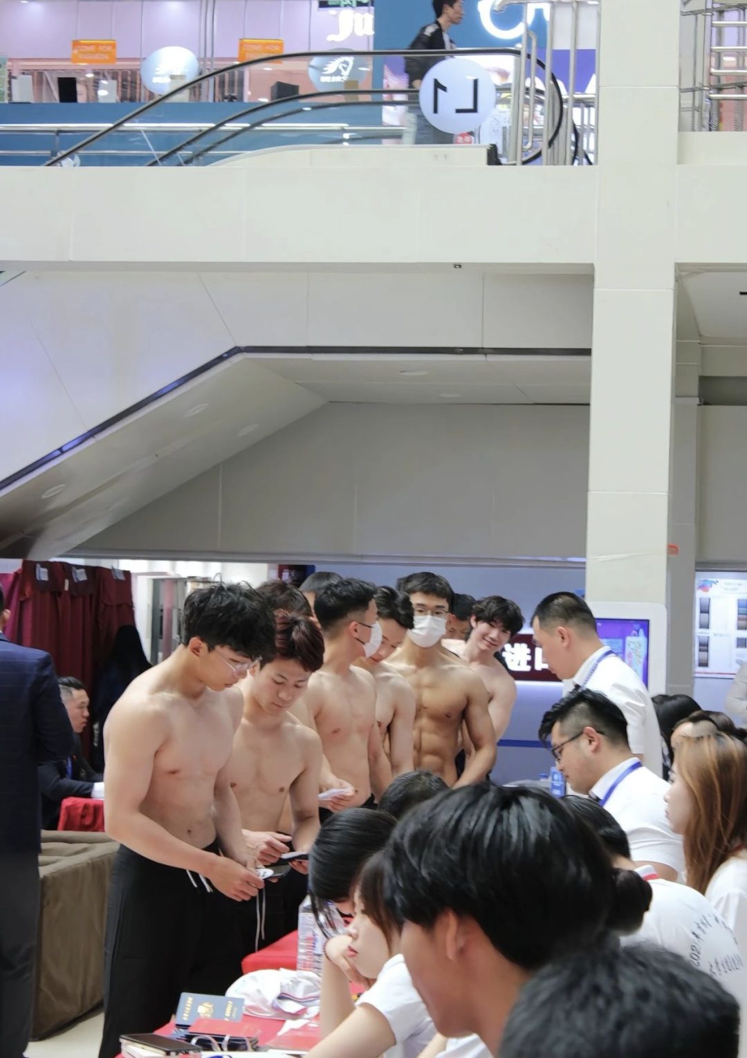 吉林大学成群的运动男穿这么少?粗壮长腿看馋网友! 吉林大学成群的运动男穿这么少?粗壮长腿看馋网友!