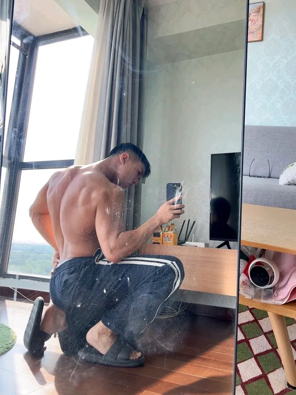 绿色紧身衣 + 白色内裤，翘 P 嫩男太让人心动