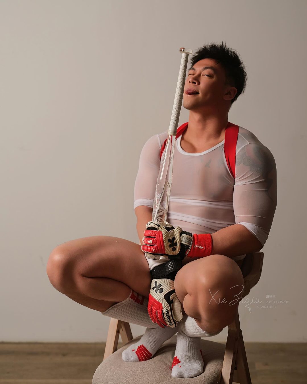 他拍内裤广告拍到出圈，海边抱娃这幕太犯规了