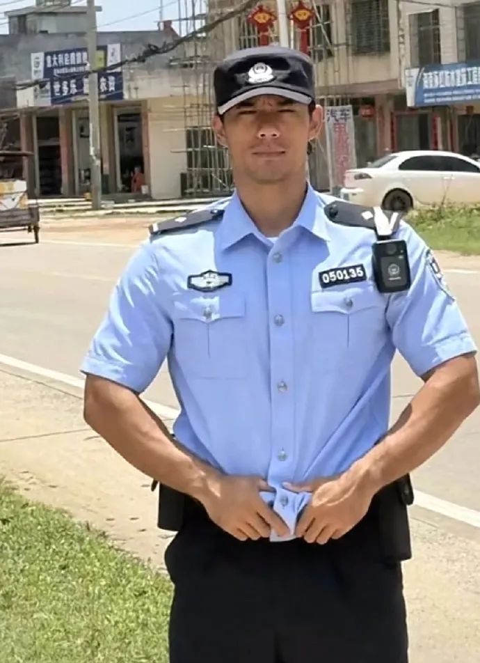 全网又帅又爷们的肌肉黑皮警官，海南落水救人者