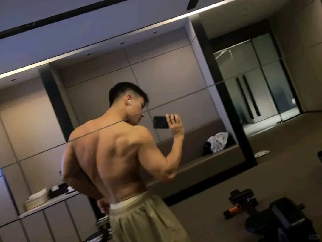 绿色紧身衣 + 白色内裤，翘 P 嫩男太让人心动
