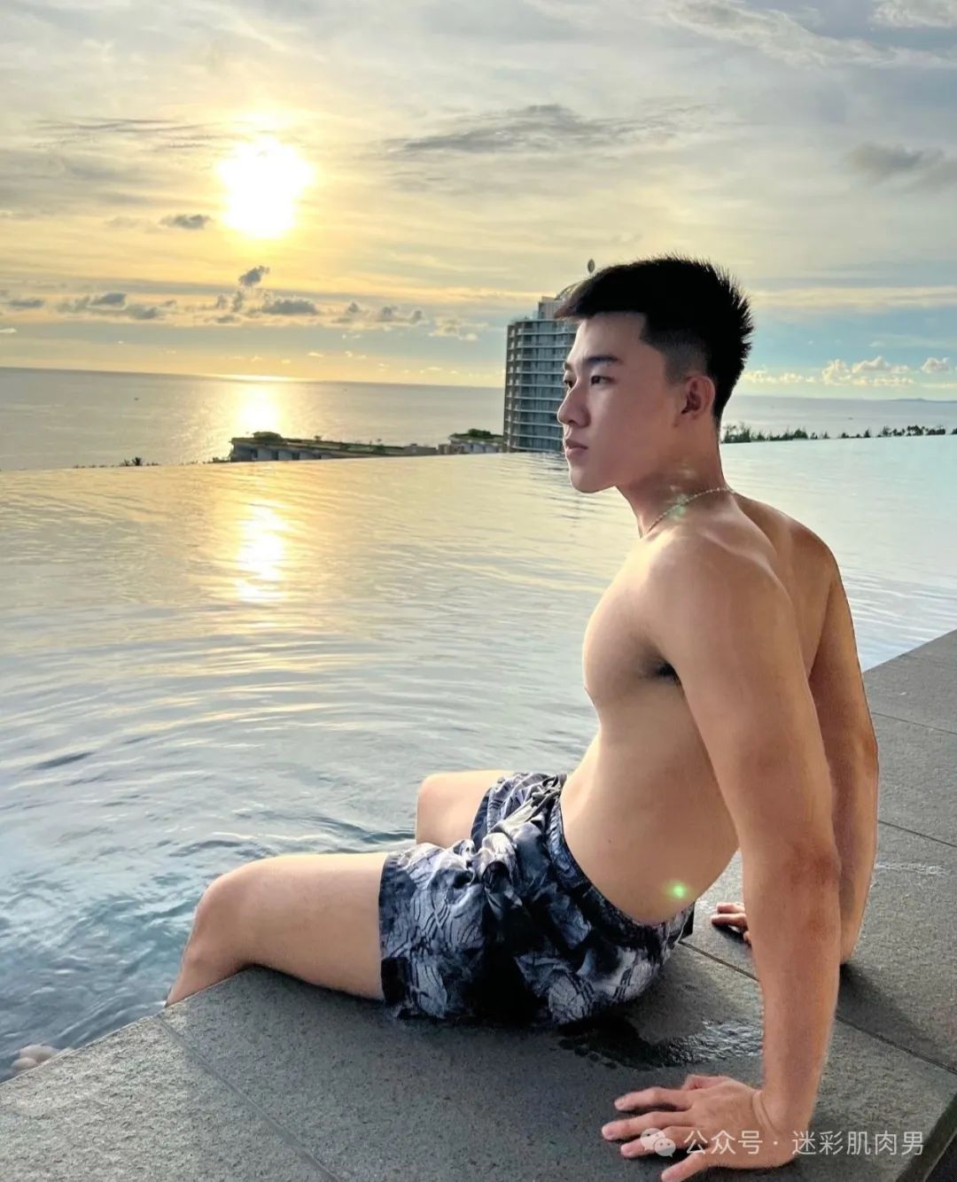 灰裤子运动男自拍私照流出！？这强大实力太顶啦！