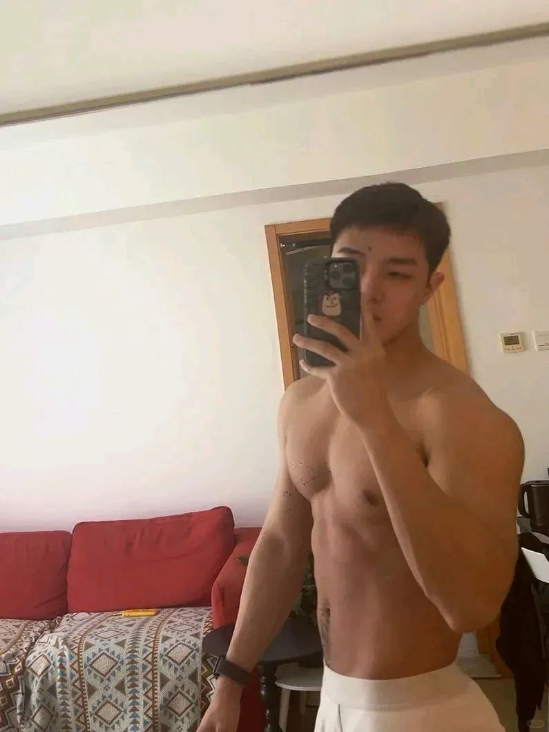 绿色紧身衣 + 白色内裤，翘 P 嫩男太让人心动