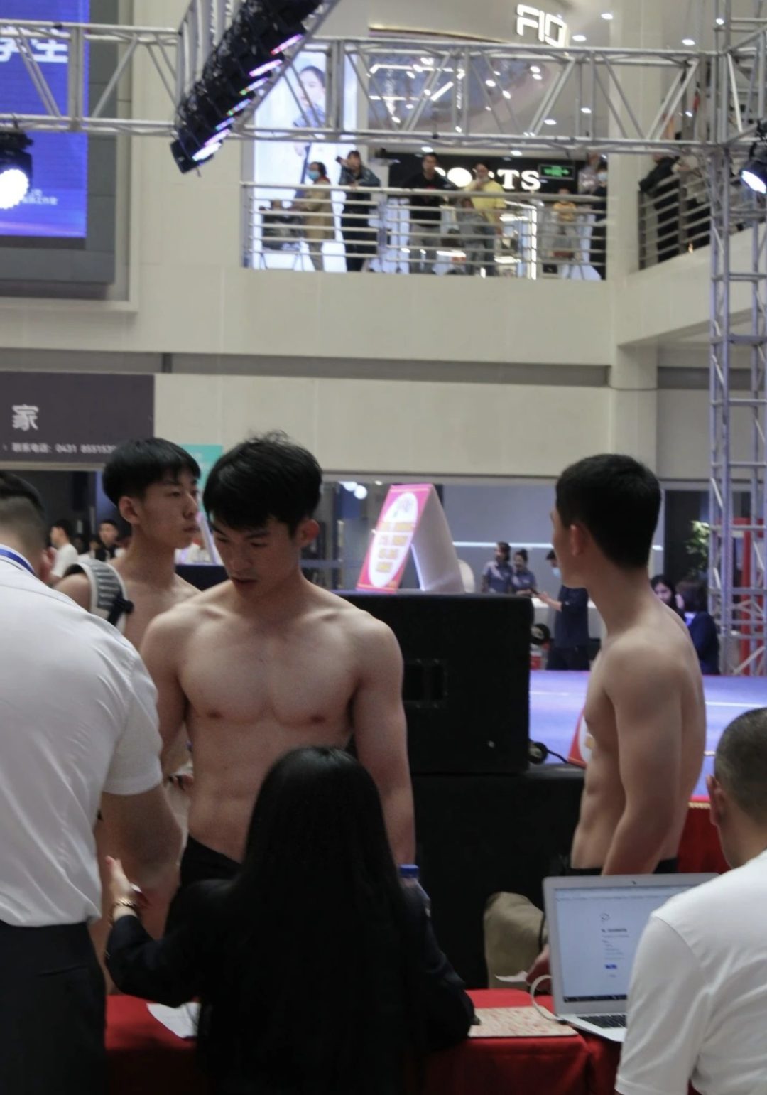 吉林大学成群的运动男穿这么少?粗壮长腿看馋网友! 吉林大学成群的运动男穿这么少?粗壮长腿看馋网友!
