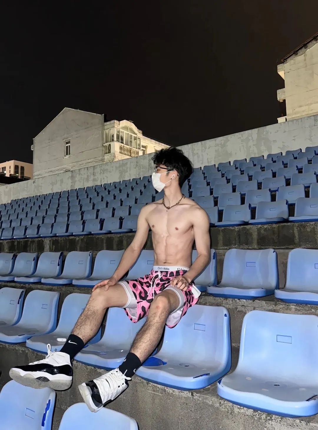 深夜在体育场擦边的薄肌帅哥！竟然是 05 年音乐生男大……