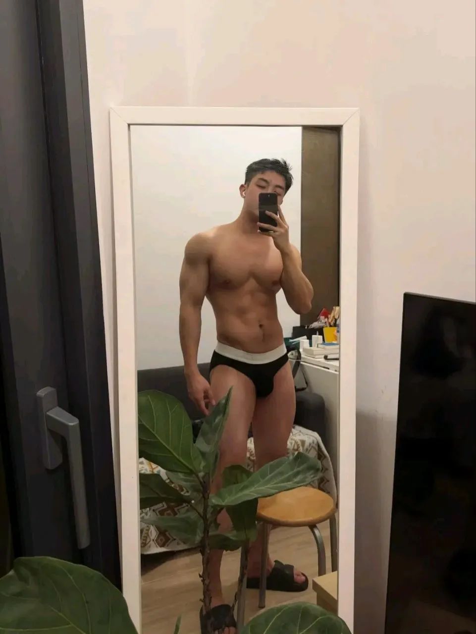 绿色紧身衣 + 白色内裤，翘 P 嫩男太让人心动