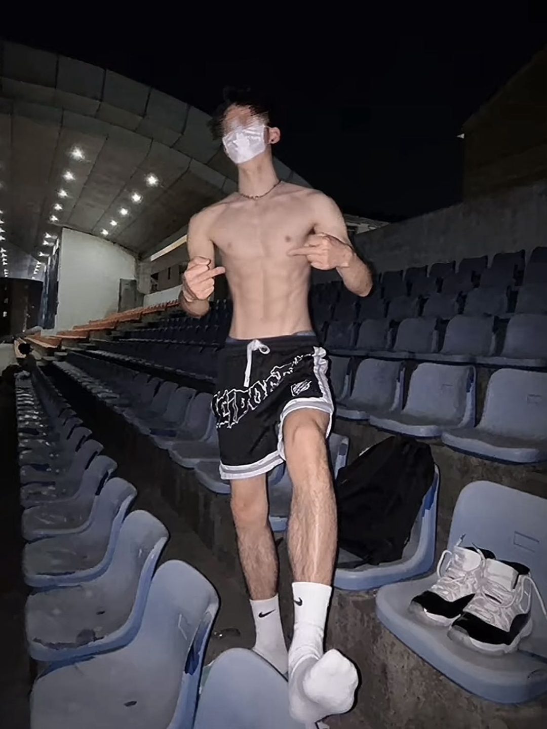 深夜在体育场擦边的薄肌帅哥！竟然是 05 年音乐生男大……
