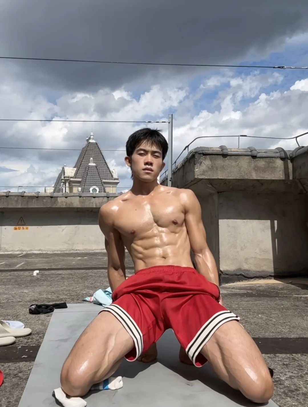 195 肌肉直男下海拍写真被摄影师得吃，网友辣评：换我来......