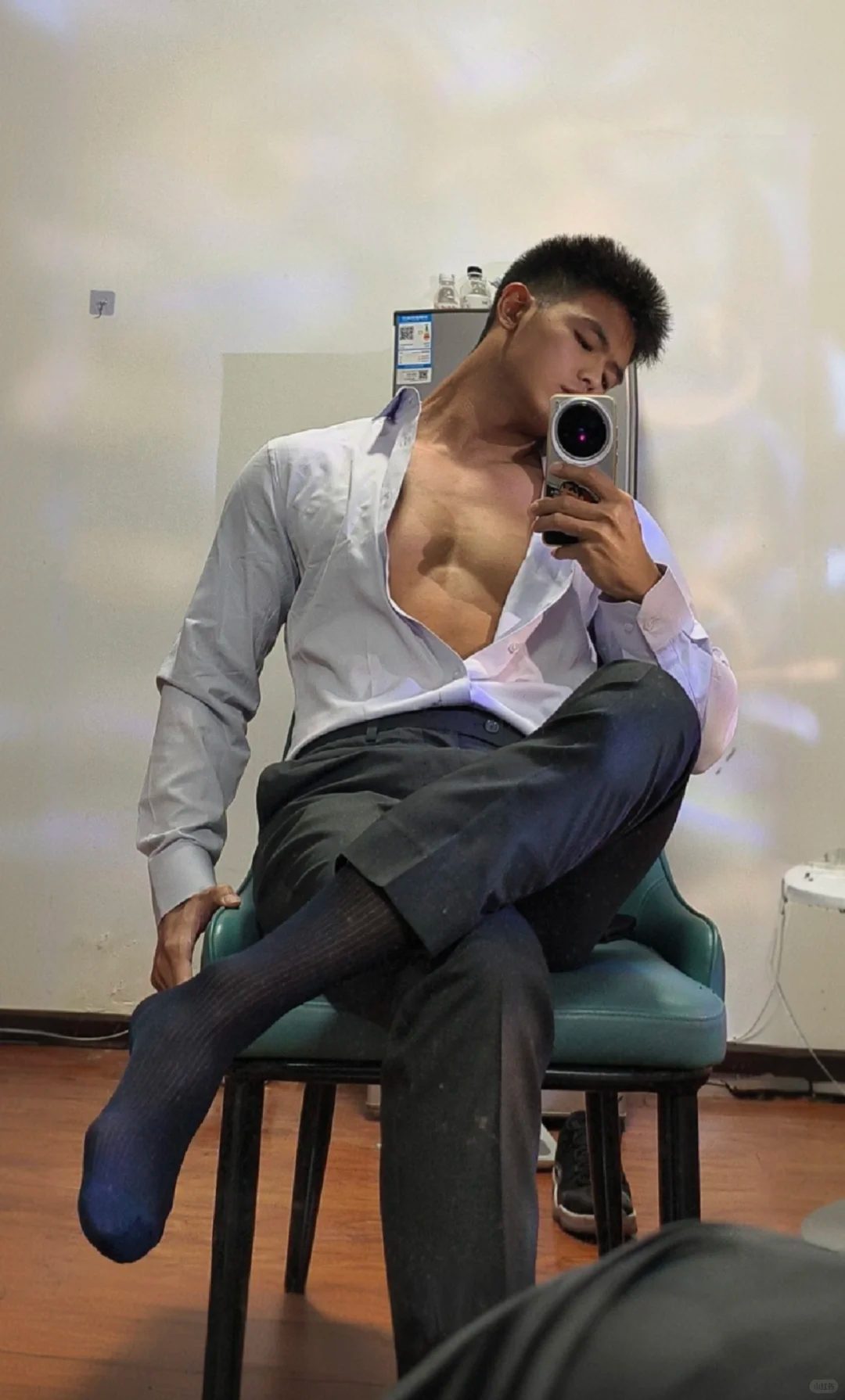 蜘蛛侠紧身服 + 西装黑袜，这个肌肉男把反差感玩明白了