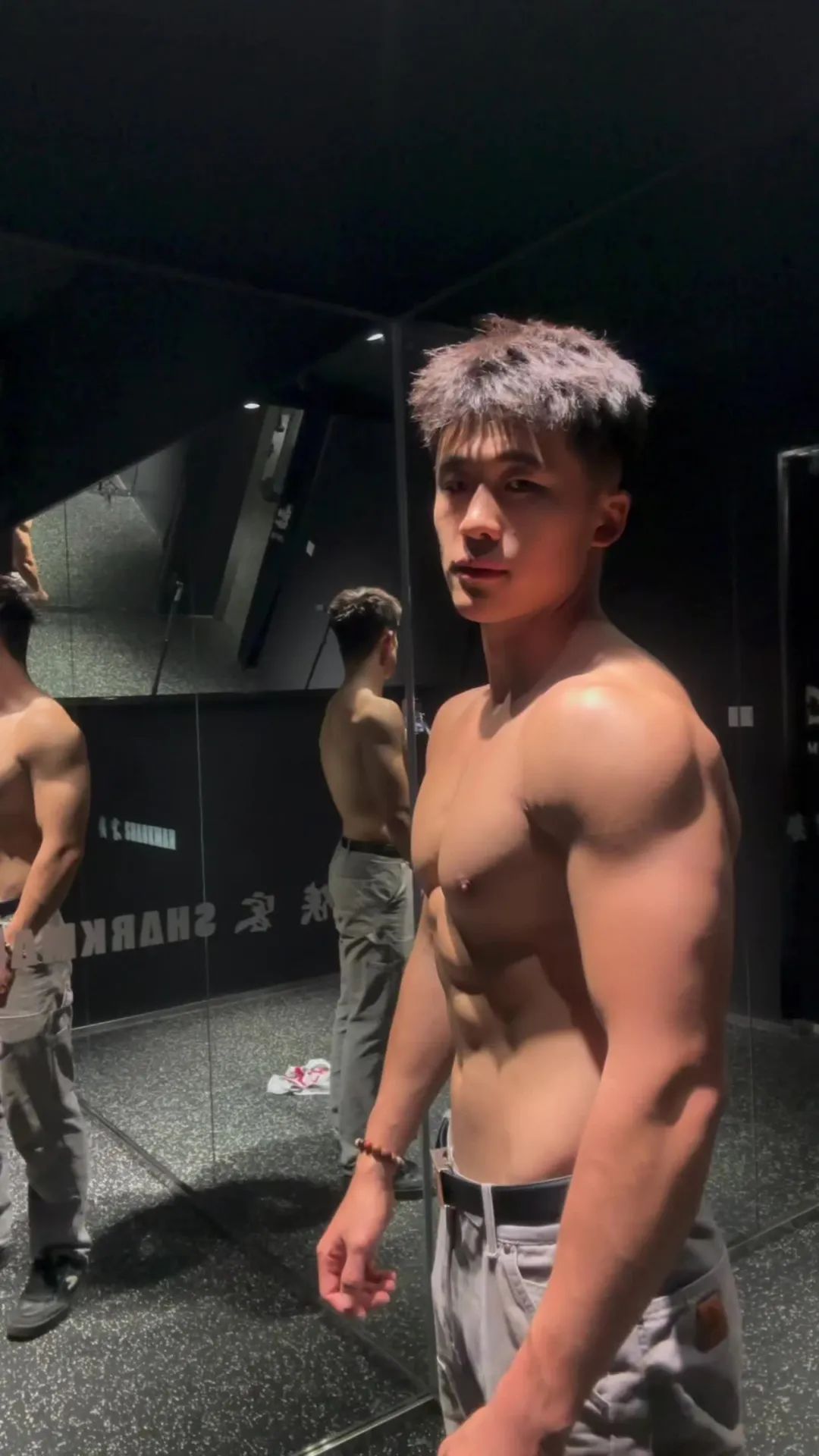 《爱情公寓》的吕子乔！变身八块腹肌男大体育生？