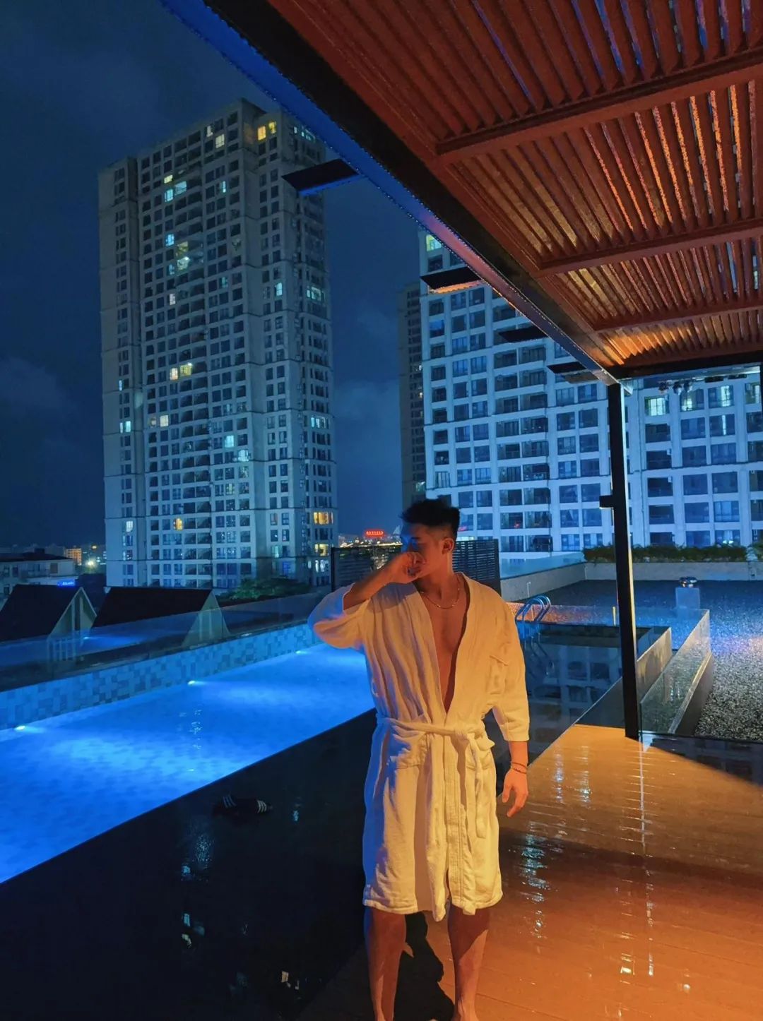 重庆轻轨巡检壮男找到了！网友在线求检查……